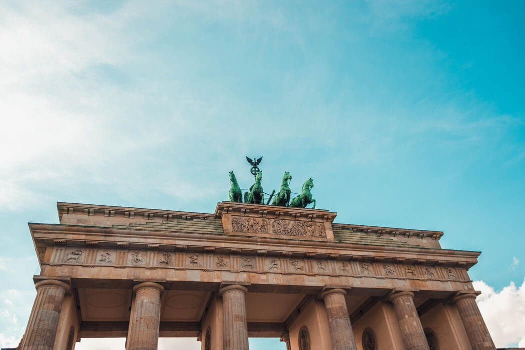 Linie easyJet wznawiają loty z Warszawy. Wśród nowych kierunków jest Berlin Tegel. easyJet będzie latał z Warszawy do Berlina.